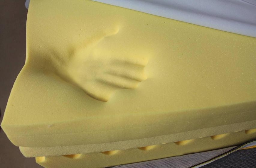 traagschuim met handafdruk